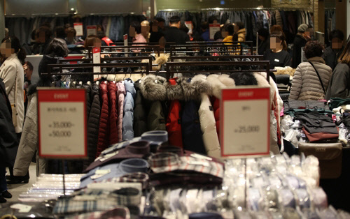 백화점업계가 공정위 지침 시행을 앞두고 고민에 빠졌다. 사진은 한 백화점의 겨울 정기세일 모습.  연합뉴스